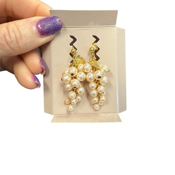 Avon Frosted Grapes Goldtone and Cream Cluster clip Earrings NIB vintage 1991 - Picture 6 of 6